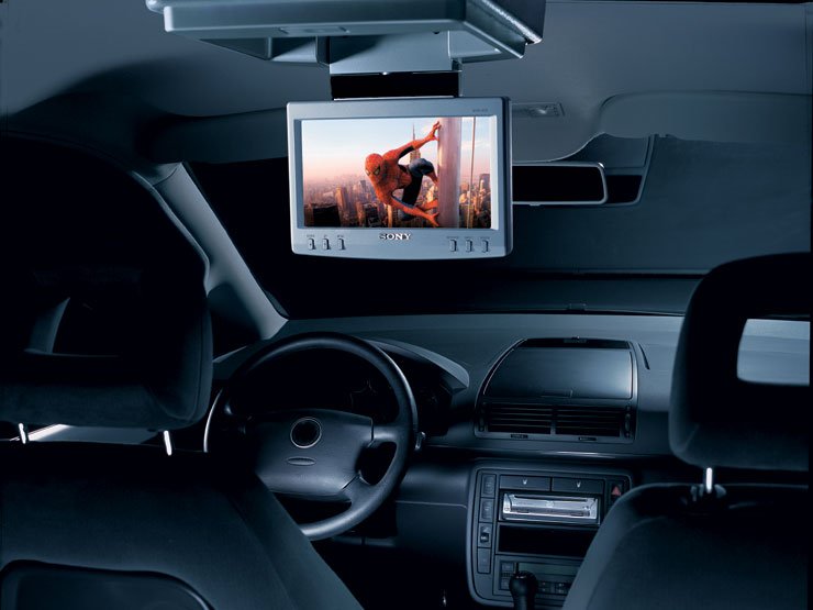 2005-re átalakította autóba szerelhető monitorjait a Sony, több ezek közül kivehető kivitelben készül