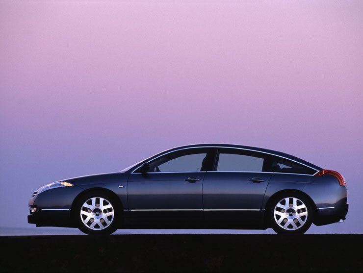 Csak hatfokozatú automata váltóval és hathengeres motorral gyártják a C6-ot