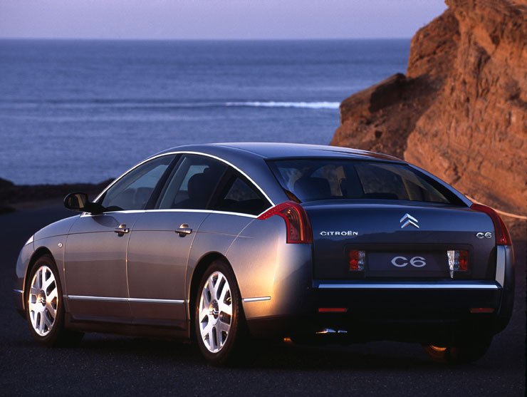 Élőben érezni a terebélyes, de mégis kecses és elegáns autó kisugárzását, amit a képek nem adnak vissza