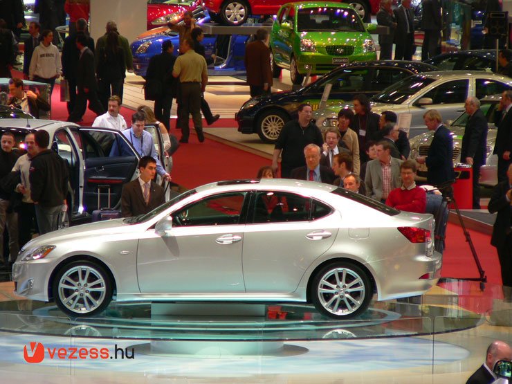 2005 végétől kapható az új IS