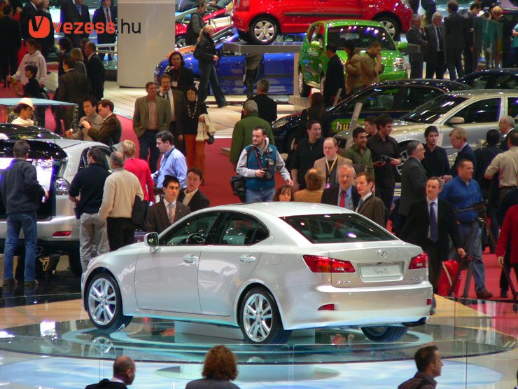 Nem is lehetne más, mint hátsókerék-hajtású az új IS. Kétféle motorja van, 2,5 literes benzines és 2,2-es dízel