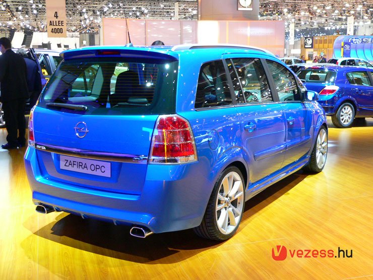 Szériában 18 colos kerekeken gördül a Zafira OPC, de rendelhető 19-es felni is
