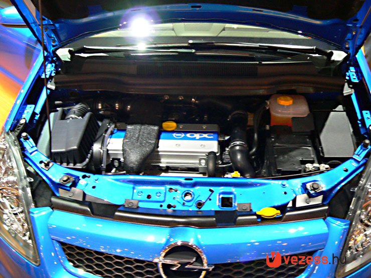 240 lóerősre erősítették a szakemberek a 2.0 literes 200 lóerős turbómotort