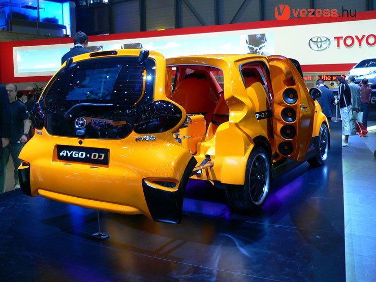 Az Aygóból bulimobil is kint volt a Toyota standon