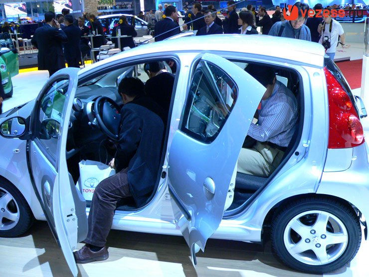 Ellepték az új kisautókat az ázsiai kémek, itt éppen a 107-est blokkolják