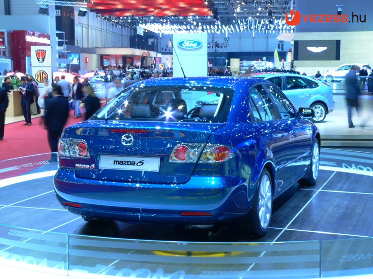 Erősebb a karosszéria, a Mazda áthangolta a futóművet