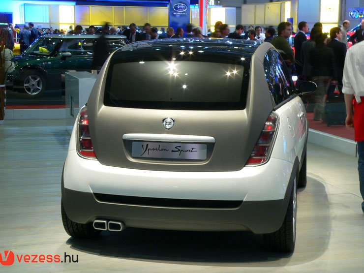 7,9 máspdperc alatt gyorsul 100-ra, a végsebesség 212 km/óra