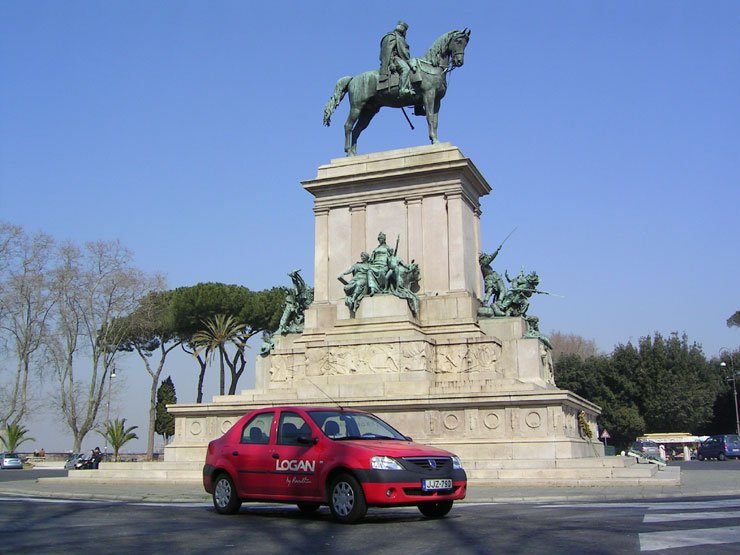 Garibaldié közelében Türr Istvánnak, Garibaldi magyar tábornokának is van mellszobra