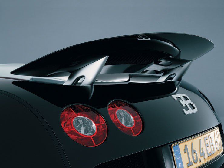 A hátsó szárny 200 km/h feletti tempónál segíti a fékezést, a fékpedált lenyomva 70 fokos szögbe áll, ezzel javítva a lassulást