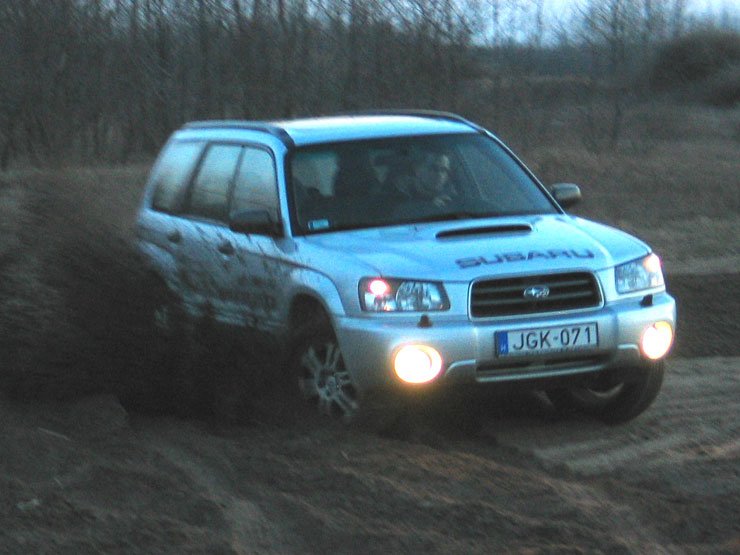 Teszt: Subaru Forester 2.5 XT: Családi rali 39