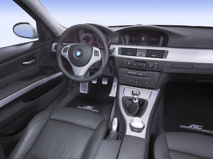 Új sportkormány, szőnyeggarnitúra, alumínium pedálsor, váltógomb, kézifékkar került az utastérbe