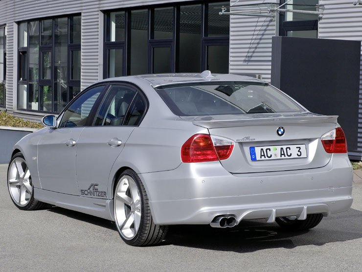 Egyedi spoilerekkel tették igazán látványossá az E 90-es hármast, ezek az elemek azonban növelik a tengelyekre ható leszorítóerőt is 