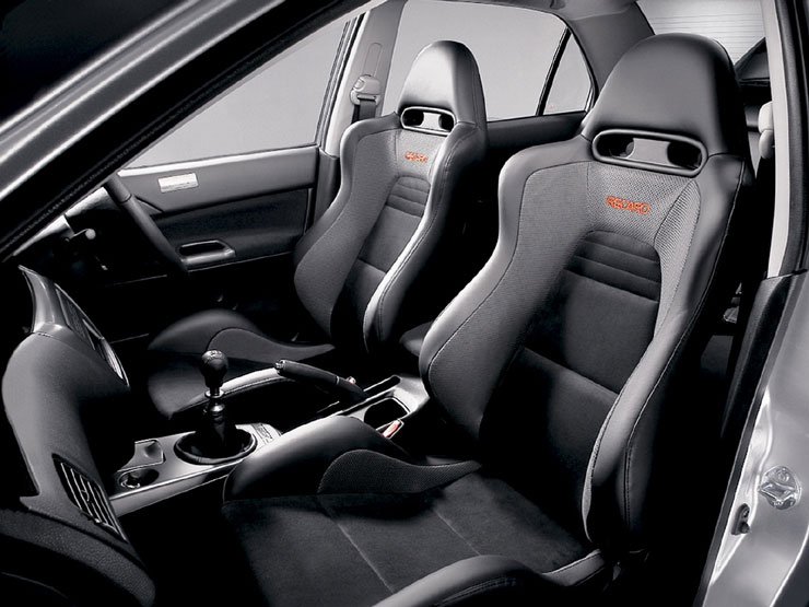 Az utastér alig változott, a sportülések és a MOMO sportormány ezúttal is helyet kaptak, a fordultaszámmérő maradt a fő helyen