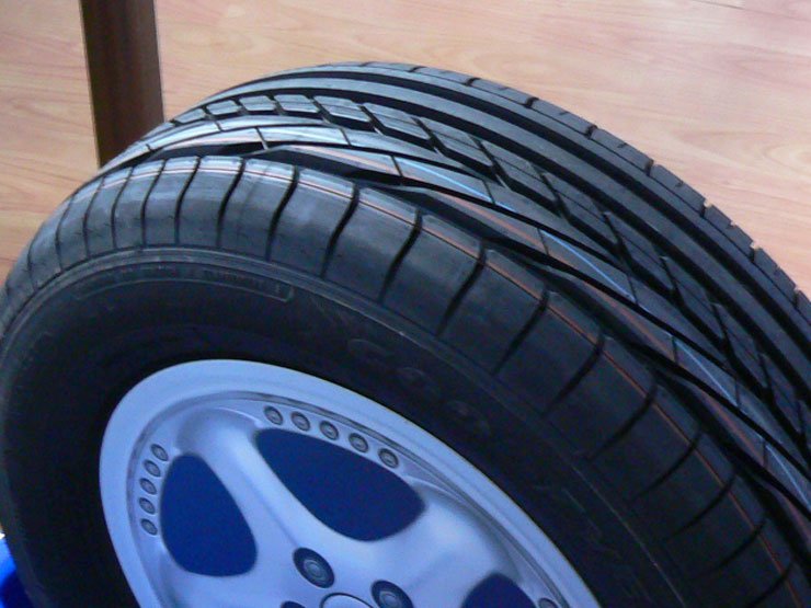 Dual-Block Shifting technológiának köszönhetően az új Goodyear abroncs már most kielégíti az Európai Unió csak 2007-re előirányozott 74 dB-es zajnormát