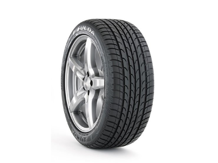 A Fulda Carat Exelero különlegessége, hogy kombinálja a kötött forgásirányú mintázatot a 6-os felosztású bordákkal