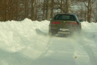 Otthonosan mozog havon a Q4, köszönhetpően az állandó összkerék-hajtásnak