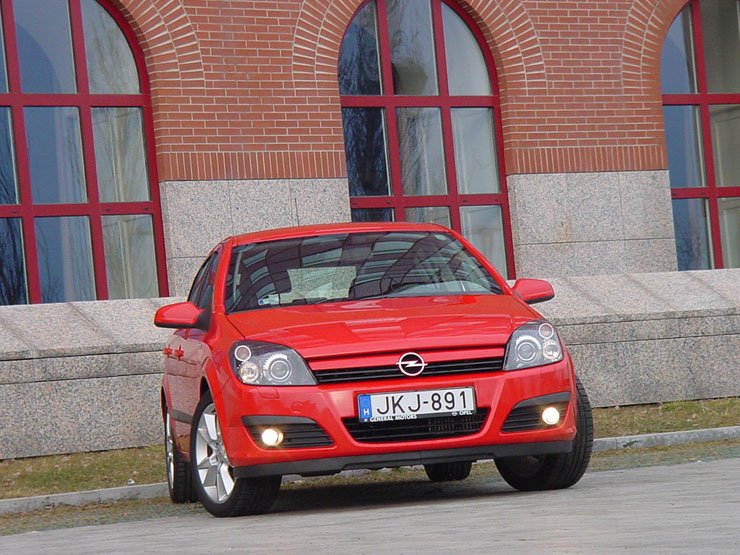 Teszt: Opel Astra 2.0 Turbo Sport – Kiscsikóból vasparipa 12
