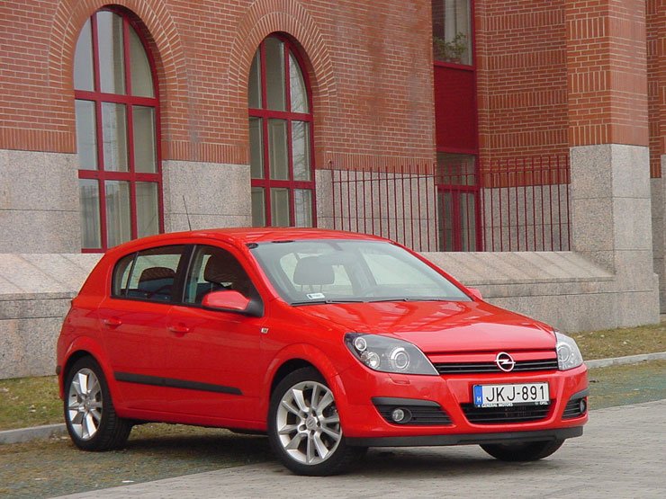 Teszt: Opel Astra 2.0 Turbo Sport – Kiscsikóból vasparipa 13
