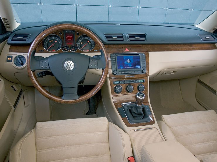 Elektronikus rögzítőfék veszi át a kézifék helyét, nyomógombja a világításkapcsoló mellett van