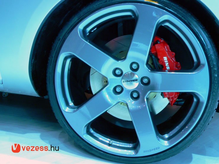 5946_57988_1000x700.jpg | Vezess | Vezess 23 colos 315/ 25-ös abroncsokat szereltek a Chopsterre, ami kitőlti a kerékjáratokat, mögöttük 410 milliméter átmérőjű féktárcsa van