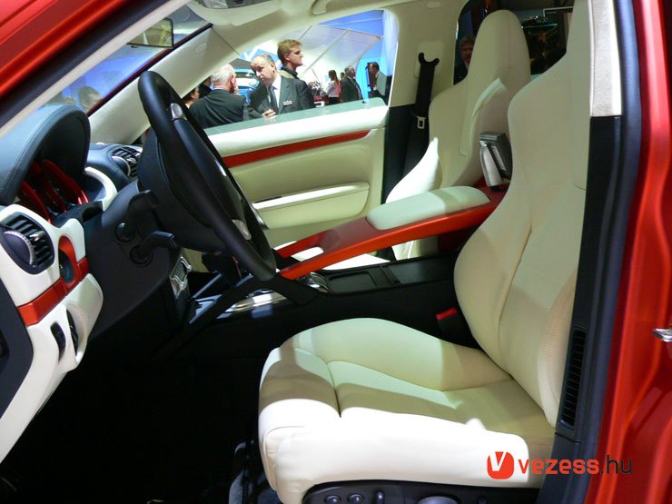 5946_57991_1000x700.jpg | Vezess | Vezess A 80 milliós Porsche utastérben négy versenyülésben lehet utazni