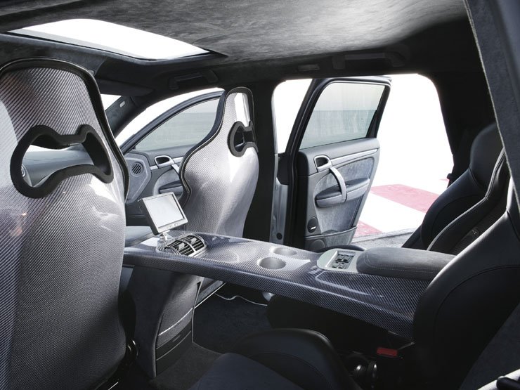 5946_57992_1000x700.jpg | Vezess | Vezess A 80 milliós Porsche utastérben négy versenyülésben lehet utazni