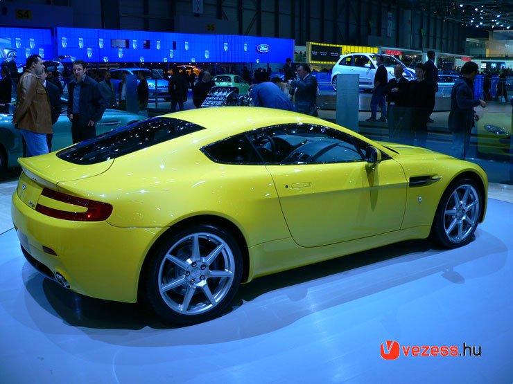 5 másodperc alatt gyorsul százra a Porsche 911 konkurensének szánt Aston