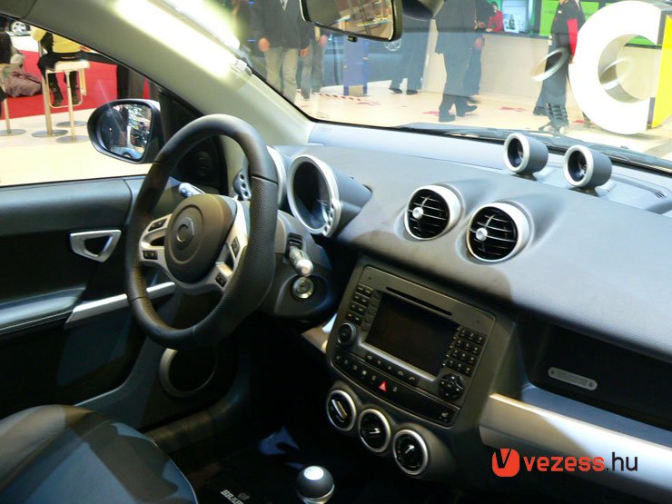 5957_58144_1000x700.jpg | Vezess | Vezess Az utastérben bőrborítású sportülések és egyedi sportkormány, valamint alaumínium kiegészítők kerültek