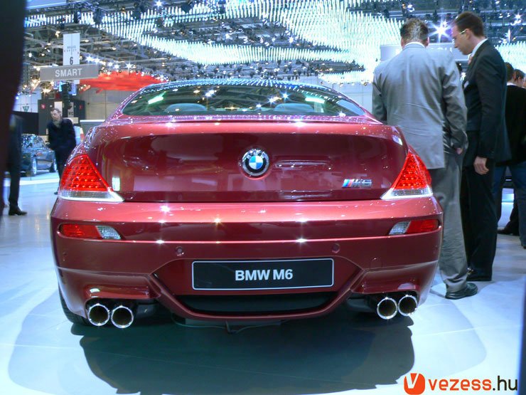 Az M6-osban az M5-ös 507 lóerős motorját szerelték. Érdekesség, hogy a tető karbonból készült