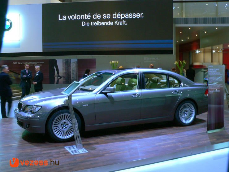 Bár a hátulja magasabb, az eleje hosszabb, mégis sportosabbnak hat a felfrissített hetes