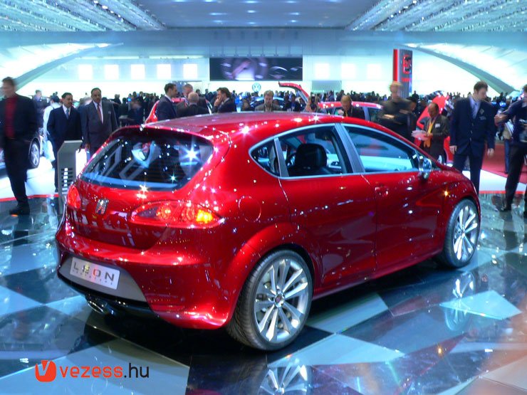 Alfás rejtett kilincsekkel vált sportosabbá az új León. A szériaautó egészen közel áll majd a prototípushoz