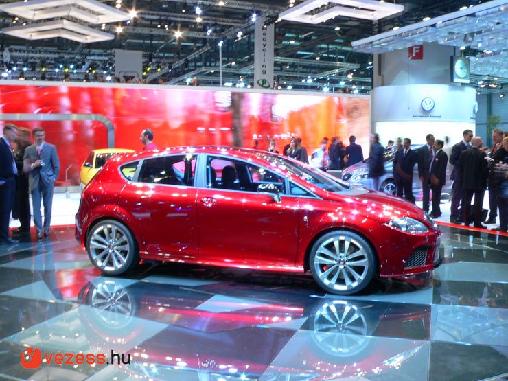 19 colosak a felnik, a gumiméret extrém: 265/30 R19