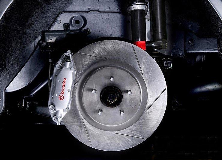 Elöl 365 milliméteres Brembo, hátul 355-ös Kiryu féktárcsákat alkalmaznak