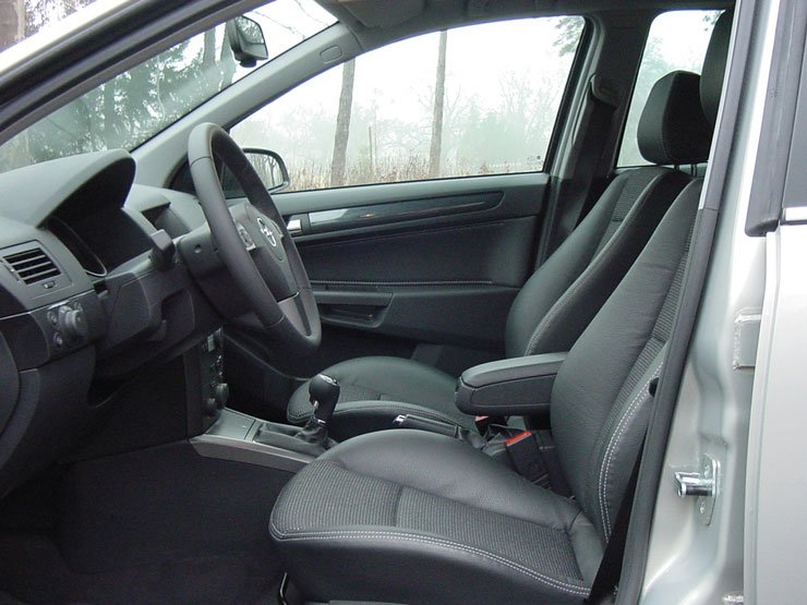 Teszt: Opel Astra 1.9 CDTI – Utazásra termett 12