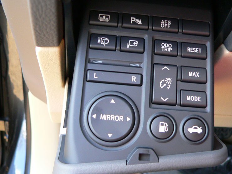 5150_49977_1000x700.jpg | Vezess | Vezess A ritkábban használatos funkciók kezelőszervei egy a műszerfalból lebilllenő panelen kaptak helyet