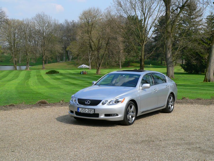 5150_49981_1000x700.jpg | Vezess | Vezess 19,5 millió forintba kerül a GS 430. A fűthető-hűthető ülések mellett 10 légzsák, GPS navigáció, xenon fényszóró is jár. A GS 430-ban széria a változó áttételű aktív kormány