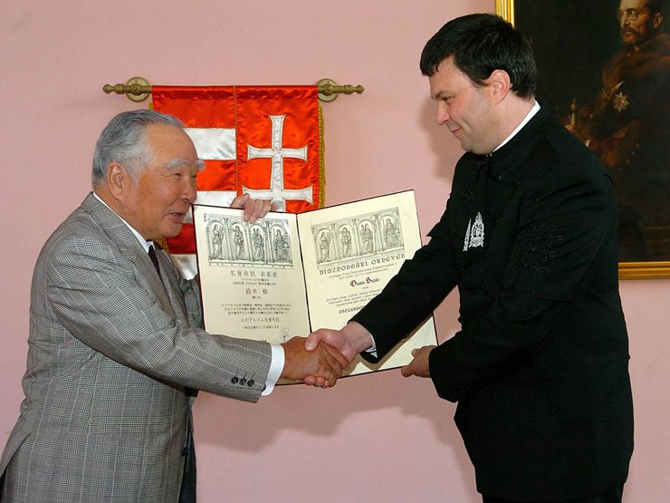 Osamu Suzukit Esztergom díszpolgárává választották