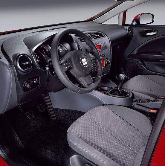 Az utastér az Alteát és a Toledot idézi. A műszerfalon a fordulatszámmérő került központi helyre