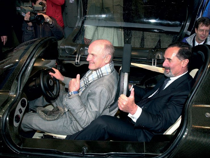 Ferdinand Piëch ragaszkodott az egyliteres kísérleti autó sorozatgyártáshoz. Utódja, a mögötte ülő Bernd Pischetsrieder véglegesen lemondott az eladhatatlanul drága kisautó piacra dobásáról