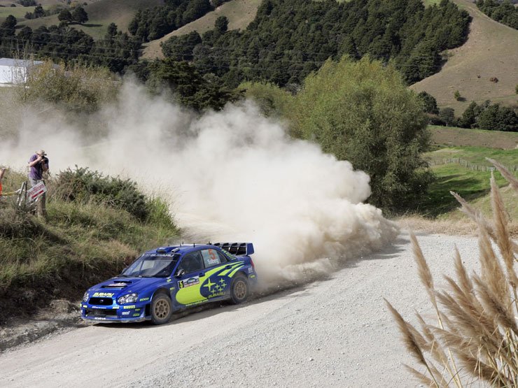 Az este esett eső megváltoztatta délelöttre a pályákat, a Subaru rosszul választott gumit