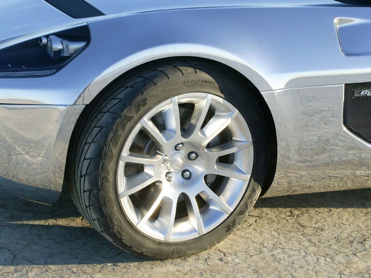 A gumik a Goodyear RunOnFlat elnevezésű, erősített oldalfalú technológiával müködő defekttűrő abroncsai