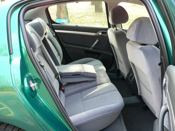 Hátul szűkösen jut csak hely a lábaknak, és a fejtér sem bőséges