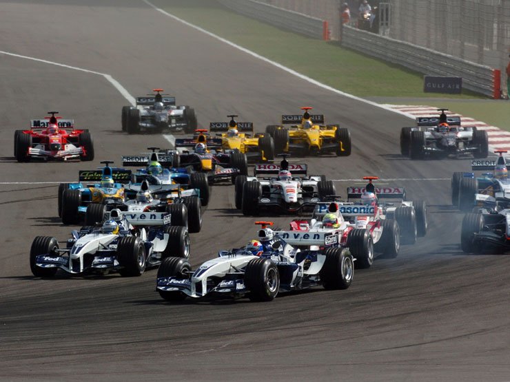 Alonso simán ment el a rajtnál, Webber megelőzte Heidfeldet, Barrichello pedig a Minardikat és a Jordaneket