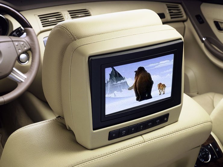 A hátsó két sorban ülők mindegyikének jut képernyő a fejtámlába építve