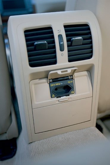 230 voltos csatlakozó is rendelhető felárért