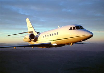 0,8 Mach, azaz 980 km/óra a Falcon 2000 EX utazósebessége. Üzemeltetése óránként 5000 euróba (1 260 000 forint) kerül