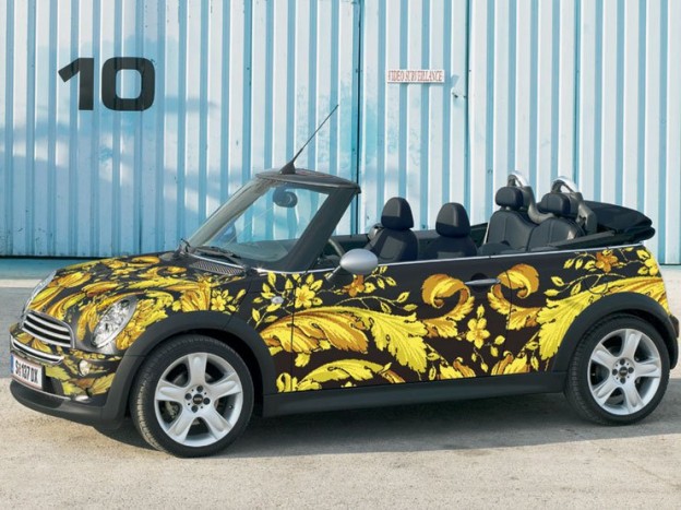 MINI kabrió Versace gúnyában