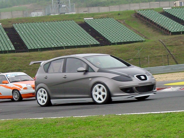 Új autó, új üzemanyag: a benzines Leon Cupra R versenyautó után idén egy Altea PD TDI-vel áll rajthoz az adRenaline Racing Team