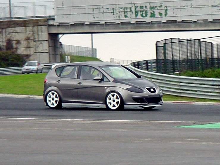 Jelenleg 140 lóerős a motor, a cél mintegy 200 lóerő. Kanyarba és féktávon már nagyon jó az autó