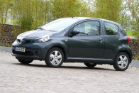 3 és 5 ajtóval is négyszemélyes az Aygo. A benzines motor szabvány szerinti átlagfogyasztása 4,6 liter